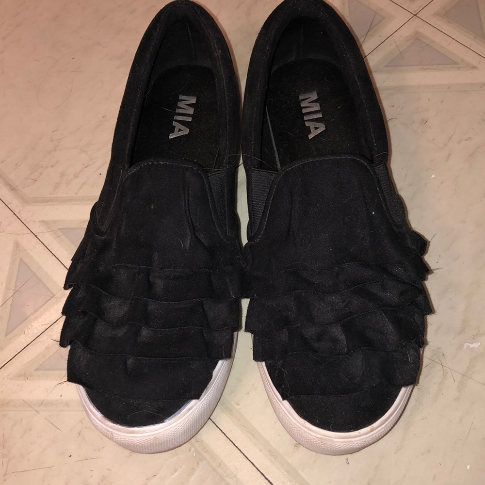 Slip on black sneakers with fringe design